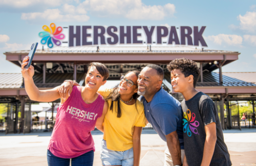 Family taking selfie in front of Hersheypark front gate