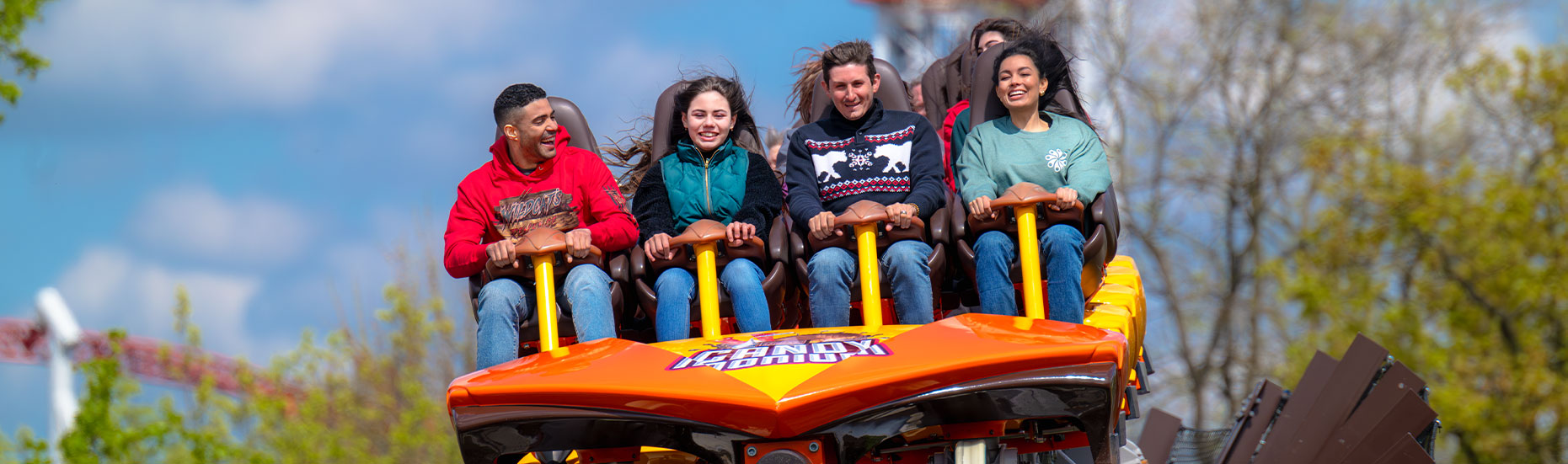 Family meeting Hershey outside of Hersheypark frontgate.></noscript>
		</span>
	</section>

    <section class=